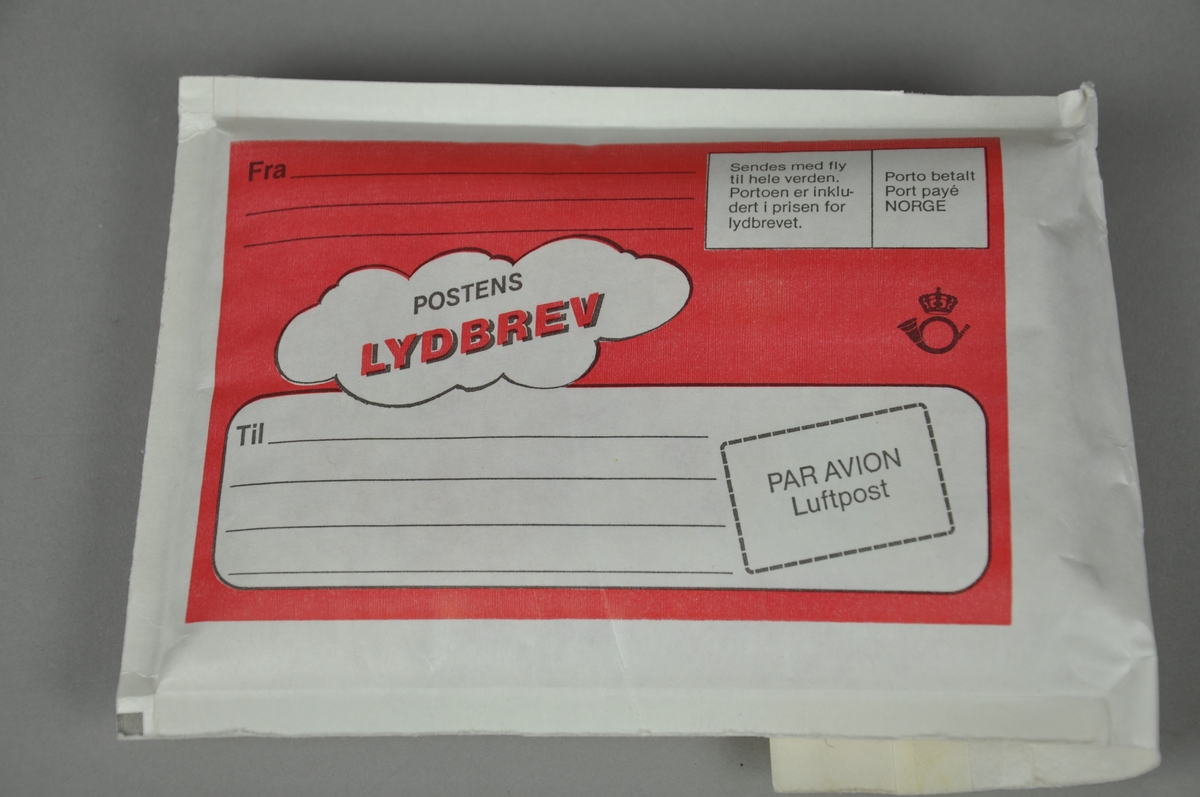 Lydbrev består av konvolutt med rød kassett til opptak på 2 x 10 minutter. Konvolutten har avsender- og adressefelt. Det ligger en klistremerkelapp med adressefelt i konvolutten.