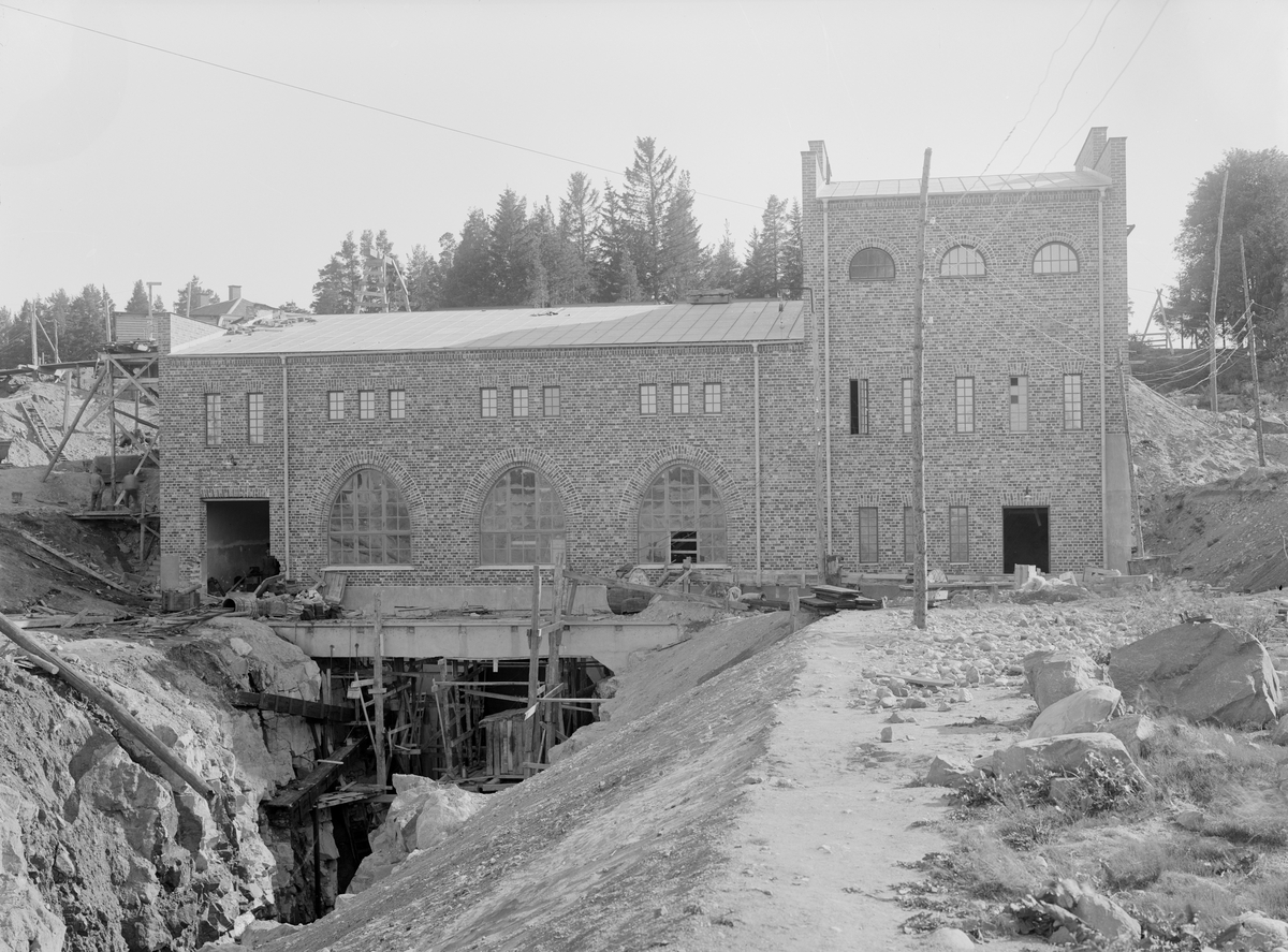 Odenfors kraftstation. Uppförd under åren 1912-1914 på initiativ av ägaren Jonn O Nilson. Stationen ritades av Axel R Bergman.