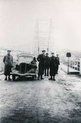 Bil med kjennemerke T-4974 og 5 menn ved Omsund bru i 1941
