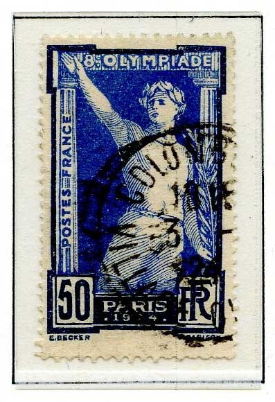 Fire frimerker fra Sommer-OL i Paris 1924 montert på albumside.  Det første frimerket er grønt, med bilde av et atlet med olivenkrans på hodet, og som gjør en hilsen. Paris med Triumfbuen og Olympiastadion i bakgrunnen. Det andre frimerket er rødt med en kvinne som holder en skulptur av seiersgudinnen Nike i hånden, med Paris i bakgrunnen. Det tredje frimerket viser en atlet i aksjon, og det siste frimerket er blått og viser en atlet med olivenkrans på hodet og som gjør hilsen.