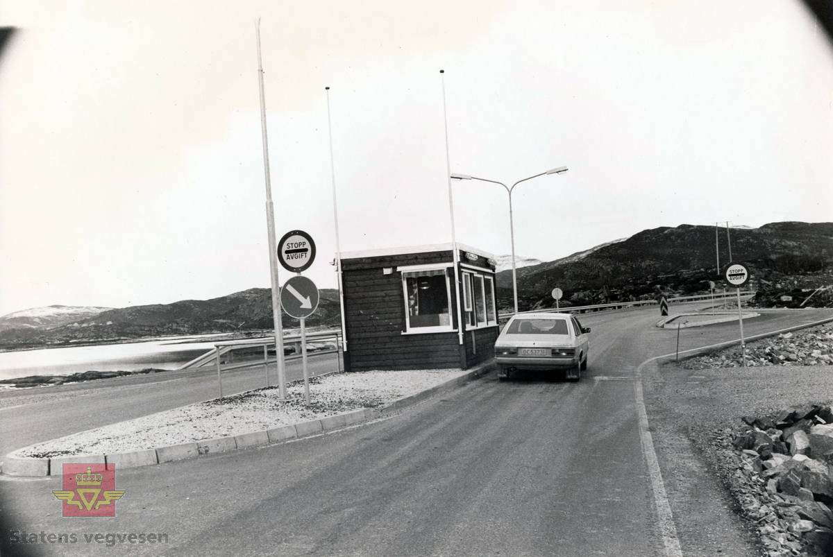 Bomstasjonen på Nautøya i forbindelse med veg- og brusambandet på riksveg 654 mellom Gurskøya og Leinøys i Herøy MR.

Bomstasjonen lå sør for Jensholmen ved avkjørselen til Herøy gård. Det medførte at trafikk til gården også skulle betale. Bomstasjonen stod fra september 1976 til desember 1988.

Prosjektet på ca 2 450 meter, inneholdt bl.a. Herøybrua (543 meter) mellom Røyra og Blankholmen, 700 meter fylling i sjø, 5 – 30 meter djupt, Blankholmen – Jensholmen og Nautøya – Staken, samt Stokksundbrua (230 meter).