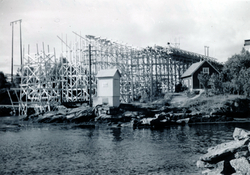 Bygging av Dragsundbrua i tidsrommet 1950 - 1953 på riksvei 