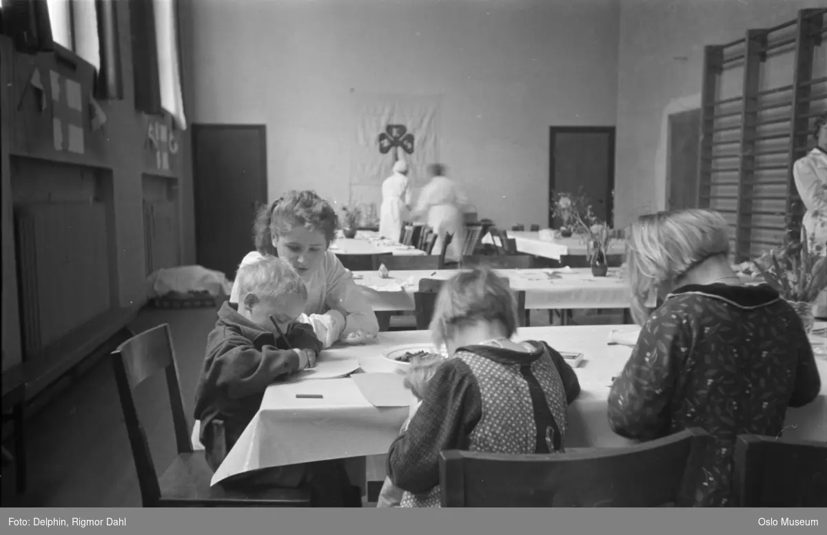 barn, finske flyktninger hos Norske Kvinners Sanitetsforening, kvinner, gymnastikksal, ribbevegg