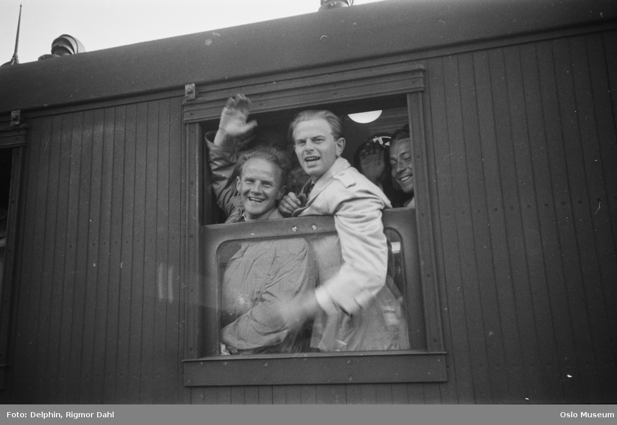 Østbanestasjonen, jernbanevogn, vindu, menn, studenter, hjemkomst fra fangenskap i Buchenwald