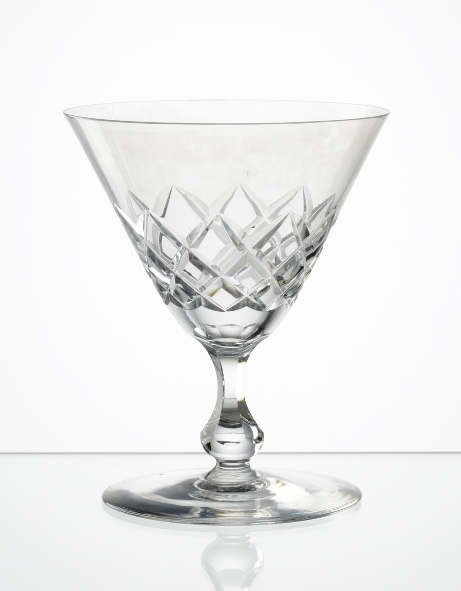 Cocktailglas med skärslipad kupa och facettslipat balusterben.
Formgivare: Simon Gate.