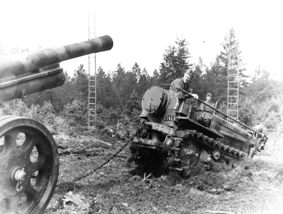 Bandtraktor m/1942, Allis Chalmers. 3 ton. Serg Brisander på traktorn.