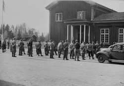 Milorg-soldater oppstilt foran stor bygning