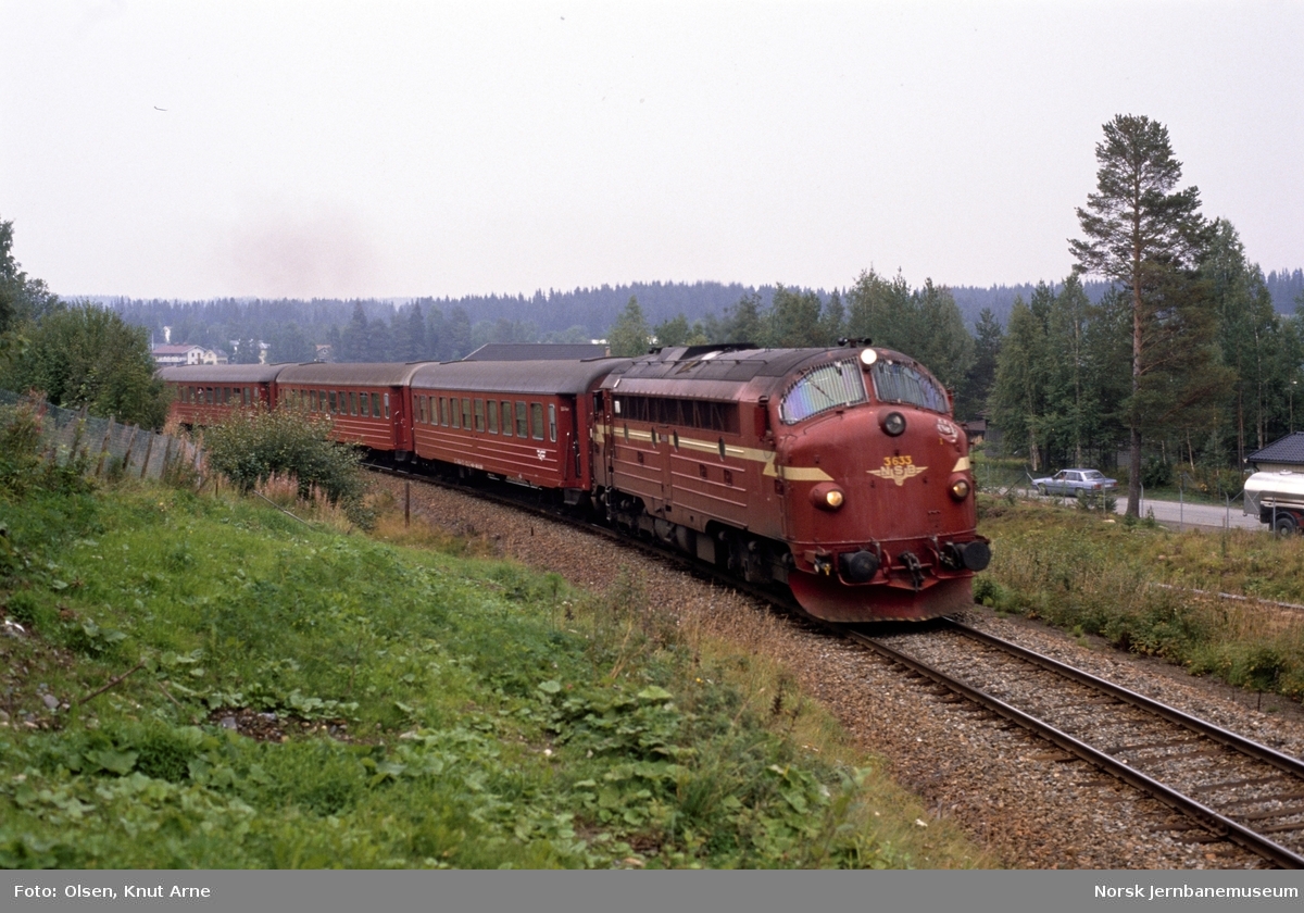 Diesellokomotiv Di 3 633 med persontog fra Oslo til Fagernes, tog 283, kjører ut fra Eina stasjon