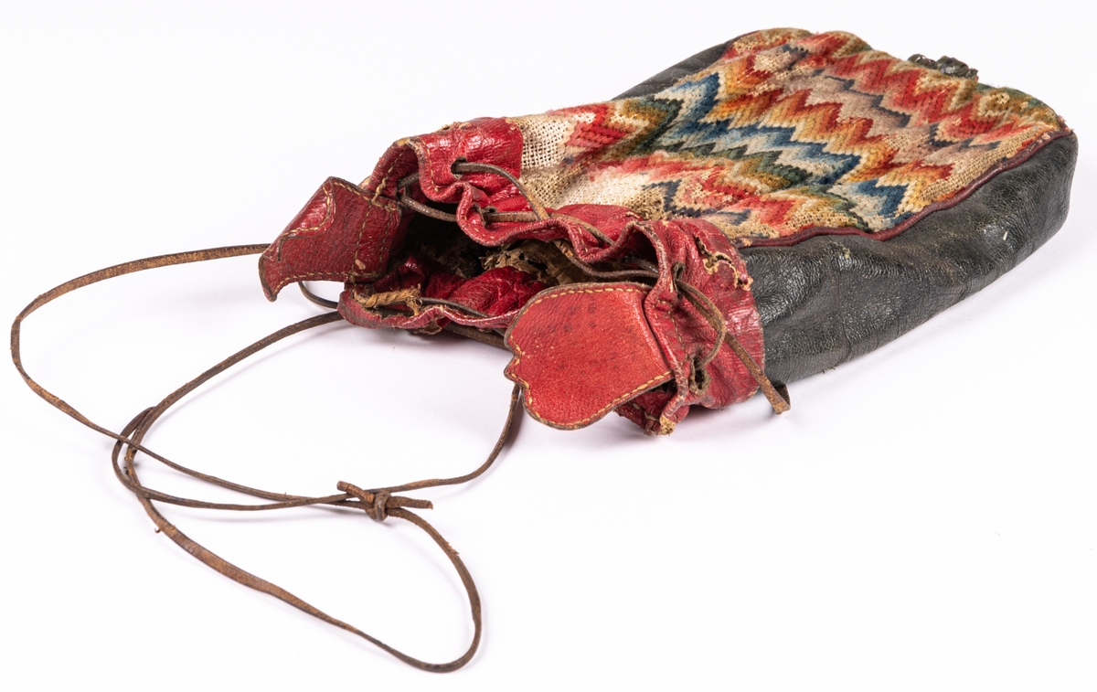 Tobakspung, i skinn med broderier på textil, samisk modell, med innehållande fnöske.