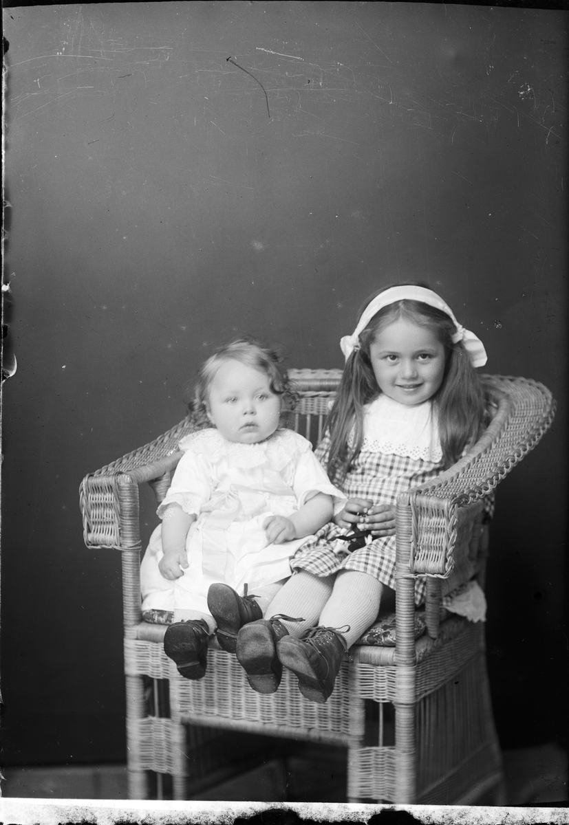 Ateljéporträtt - barn till Söderberg från Börstil socken, Uppland 1922