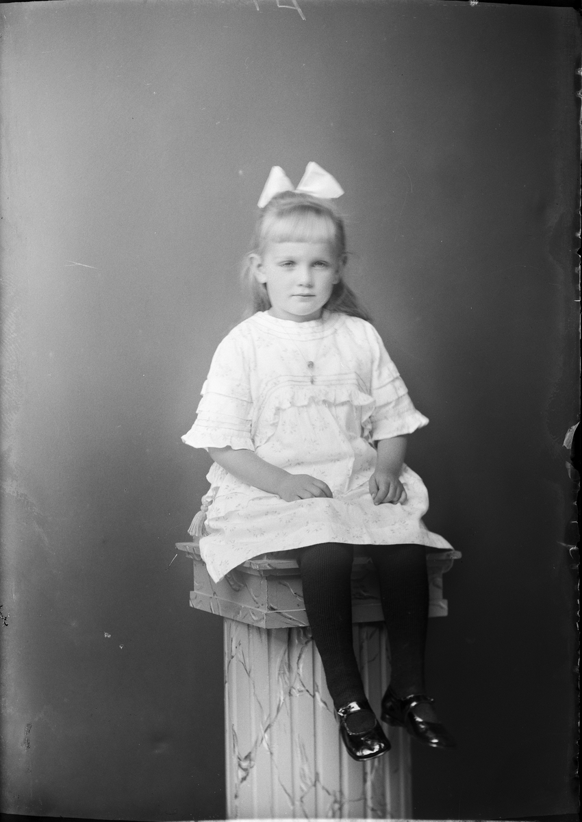 Ateljéporträtt - barn till Eskil Eriksson från Lysta, Hökhuvud socken, Uppland 1921