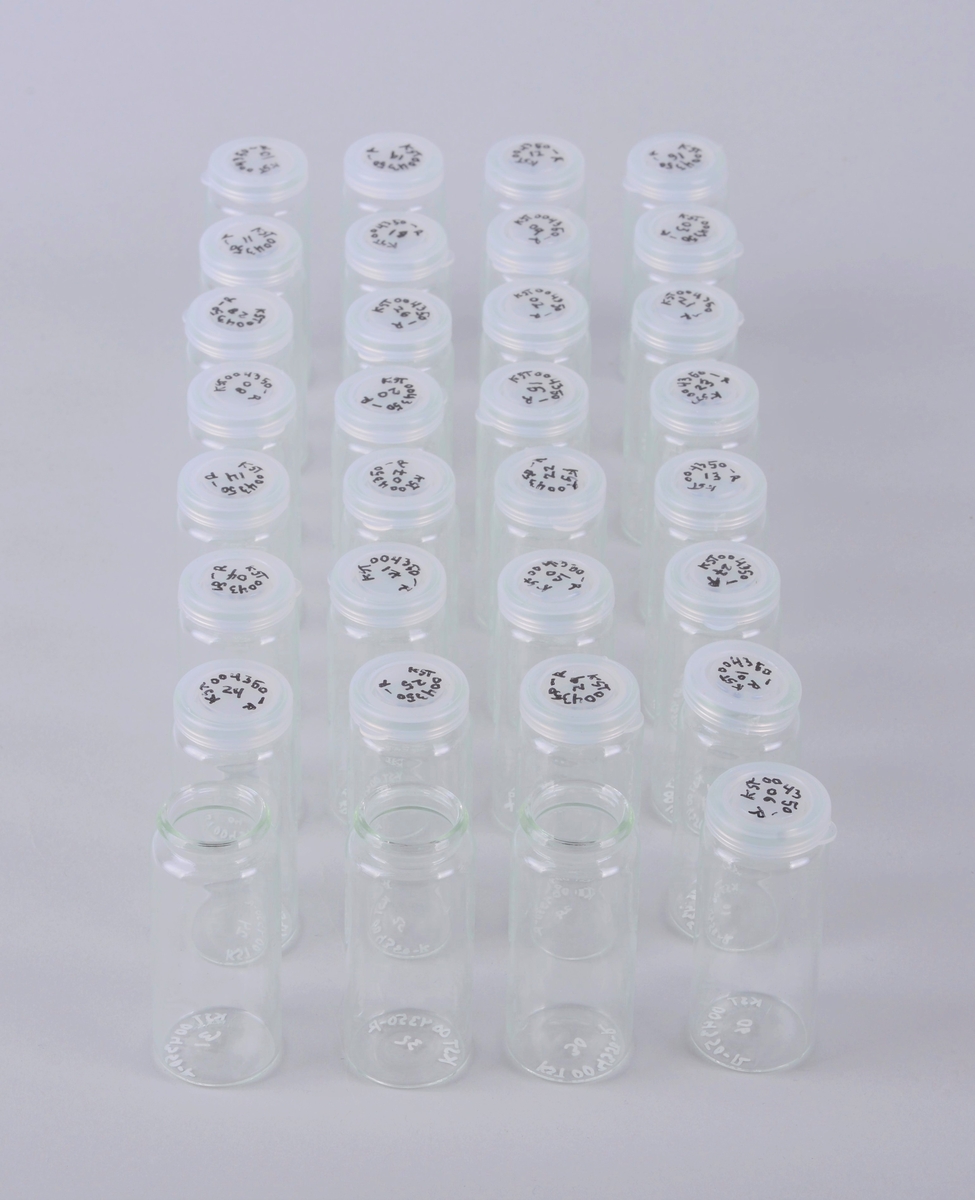 32 små, sylindriske glass med tilhørende plastlokk (29 stk).
Kanskje brukt ved prøvetaking eller oppbevaring av prøver.
Oppbevart i en plastpose