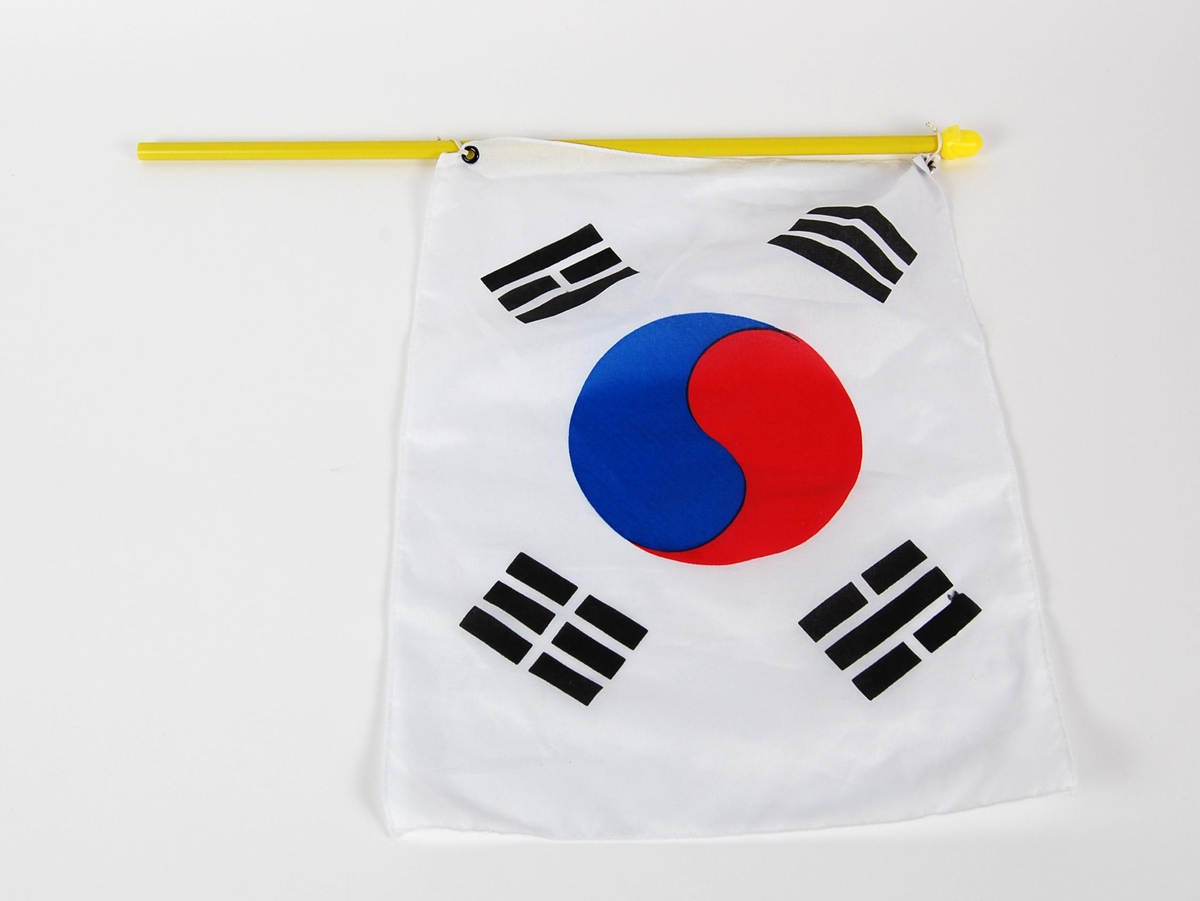 Miniatyrflagg av det Sør-Koreanske flagget med gul flaggstang av plast.