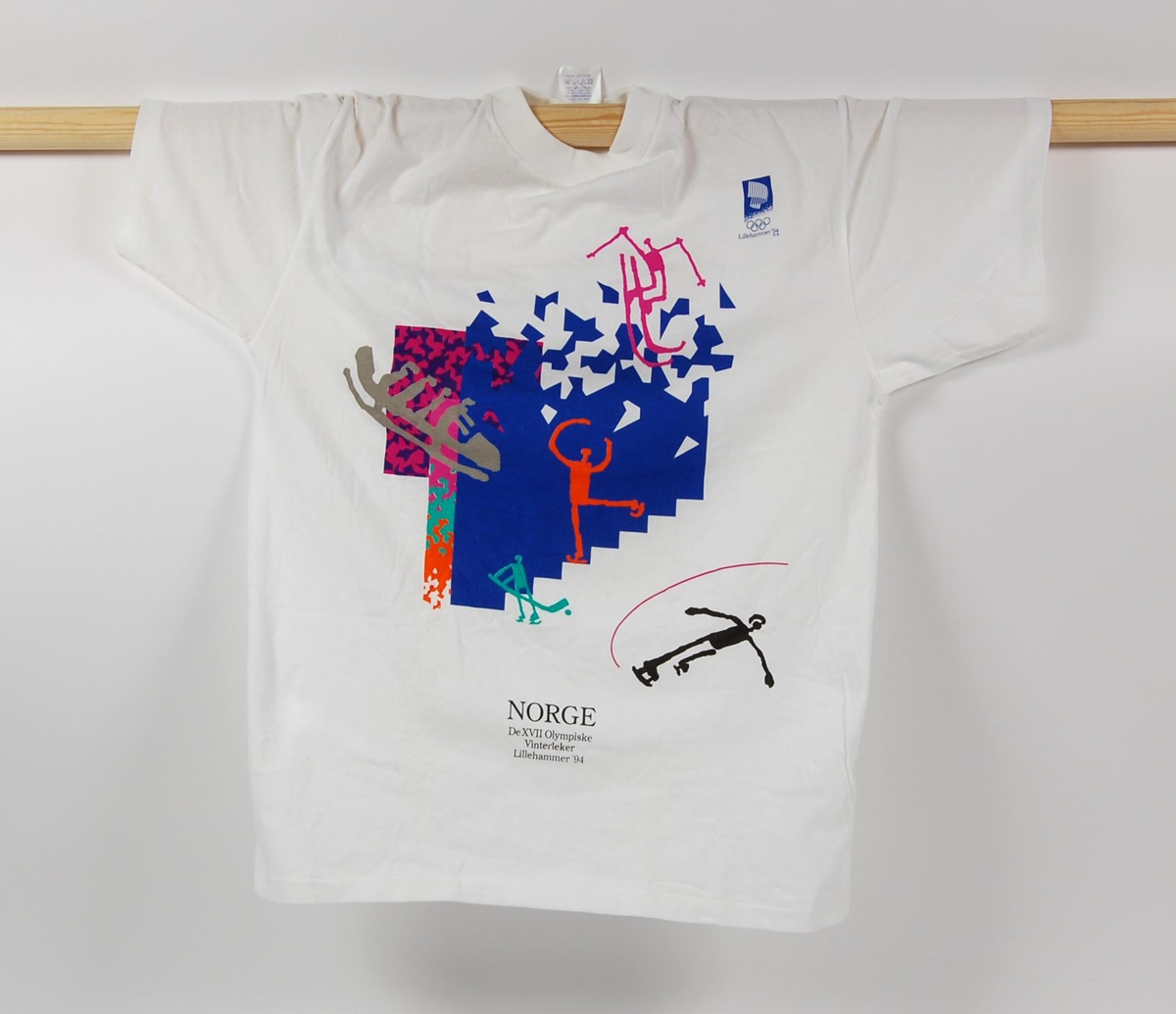 Hvit t-skjorte med flerfarget krystallmønster og piktogrammer av ulike grener i de olympiske vinterleker på Lillehammer i 1994. Krystallmønsteret inngikk i LOOCs designprogram. Det er også en logo for de olympiske vinterleker på Lillehammer i 1994. T-skjorten er i størrelse S.