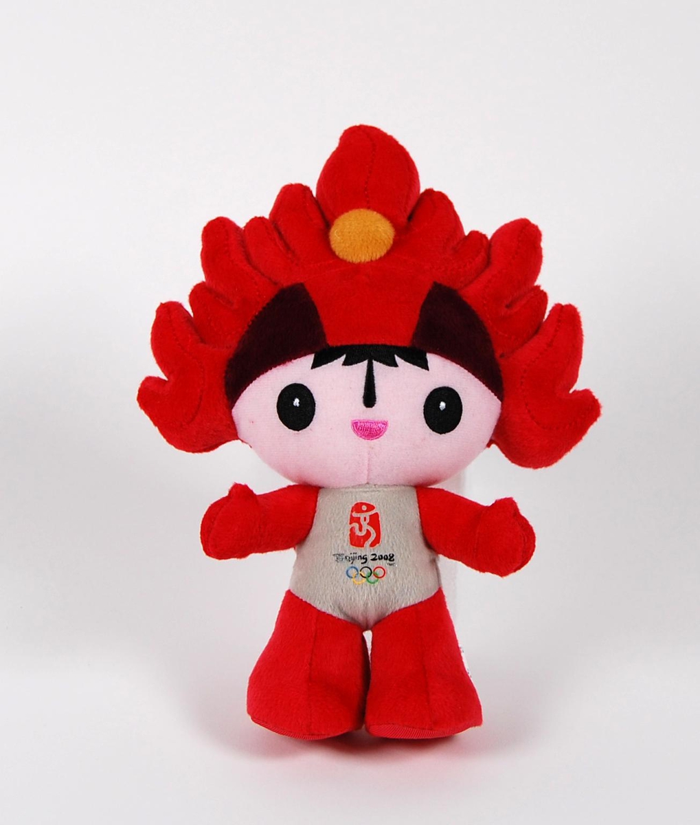 Tøyfigur av maskoten Huanhuan. Huanhuan skulle forestille den olympiske ild. Figuren har hovedfargen rød, og det er laminert en logo for de olympiske sommerleker i Beijing i 2008 på maven til figuren.