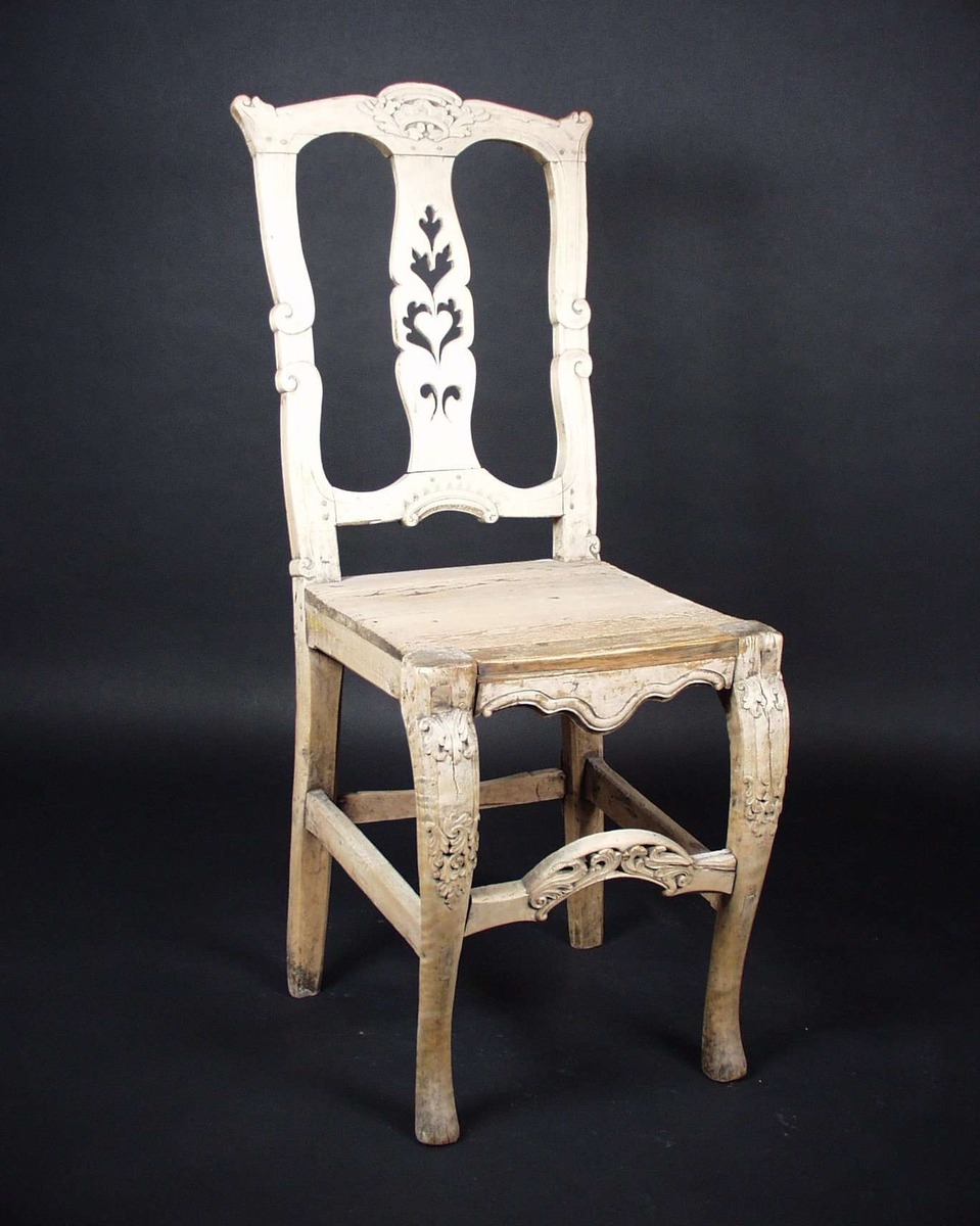 Stolen er i ubehandlet gran og bjørk med utskjæringer på sarg, ryggbrett og akterstav.