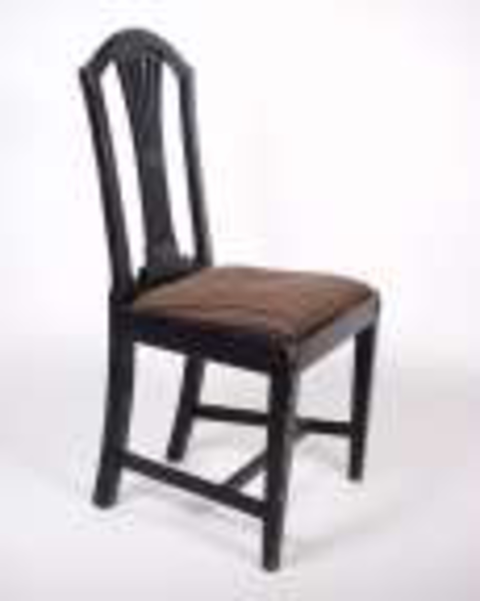 Stolen er av furu, malt svart med enkel gulldekor. Setet er løst, med stripet trekk i brunt, rosa og blått.