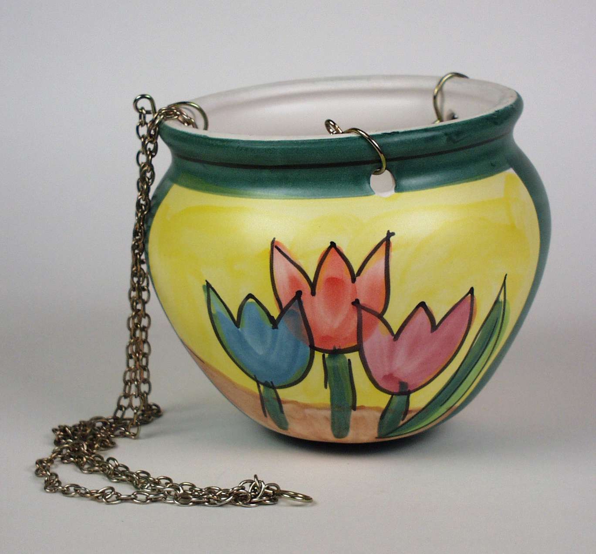 Gul ampel i keramikk dekorert med tulipaner i pastellfarger. Kjetting for oppheng.