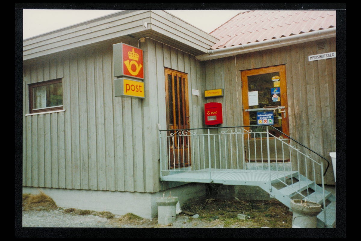 eksteriør, postkontor, 8773 Sørnesøy, Sandnessjøen, postkasse, postskilt