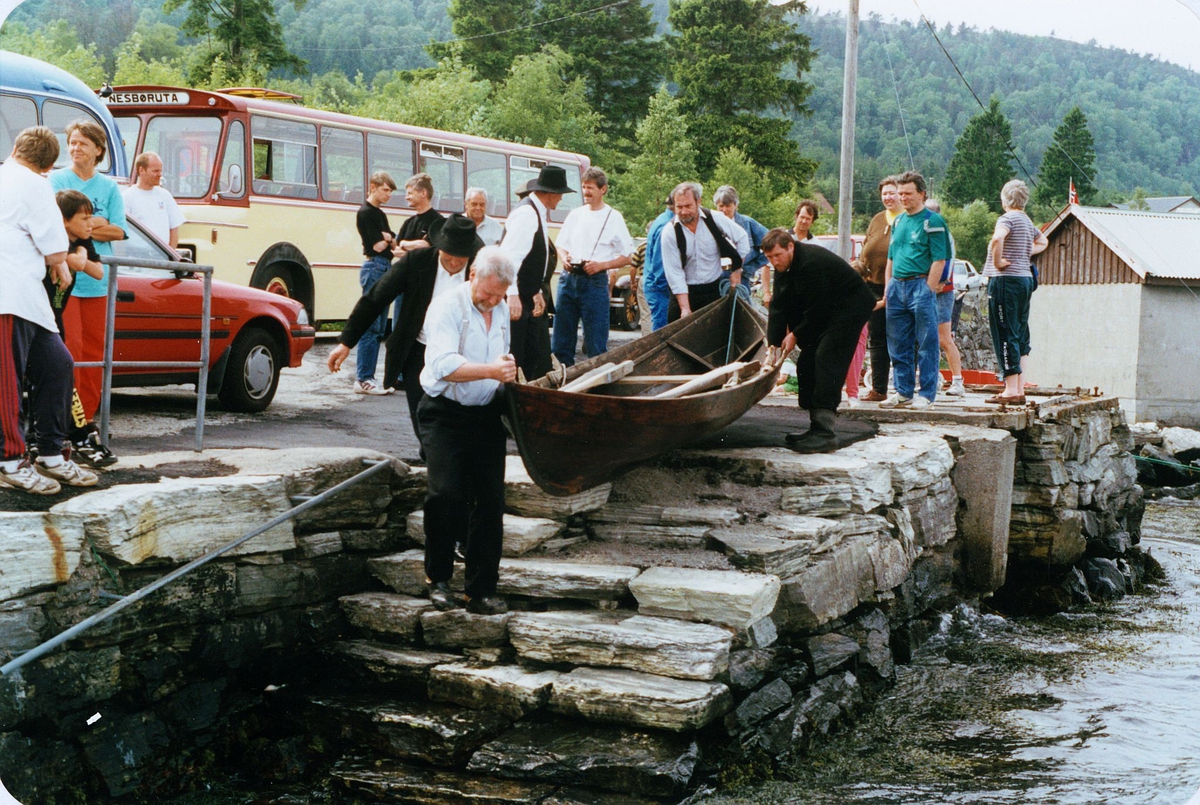 postjubileum, Postens 350 års jubileum, postjubileum '97, Postskyssen '97, postbåten sjøsettes fra Fonnebostsjøen brygge - Lindås, båten løftes ned en trapp