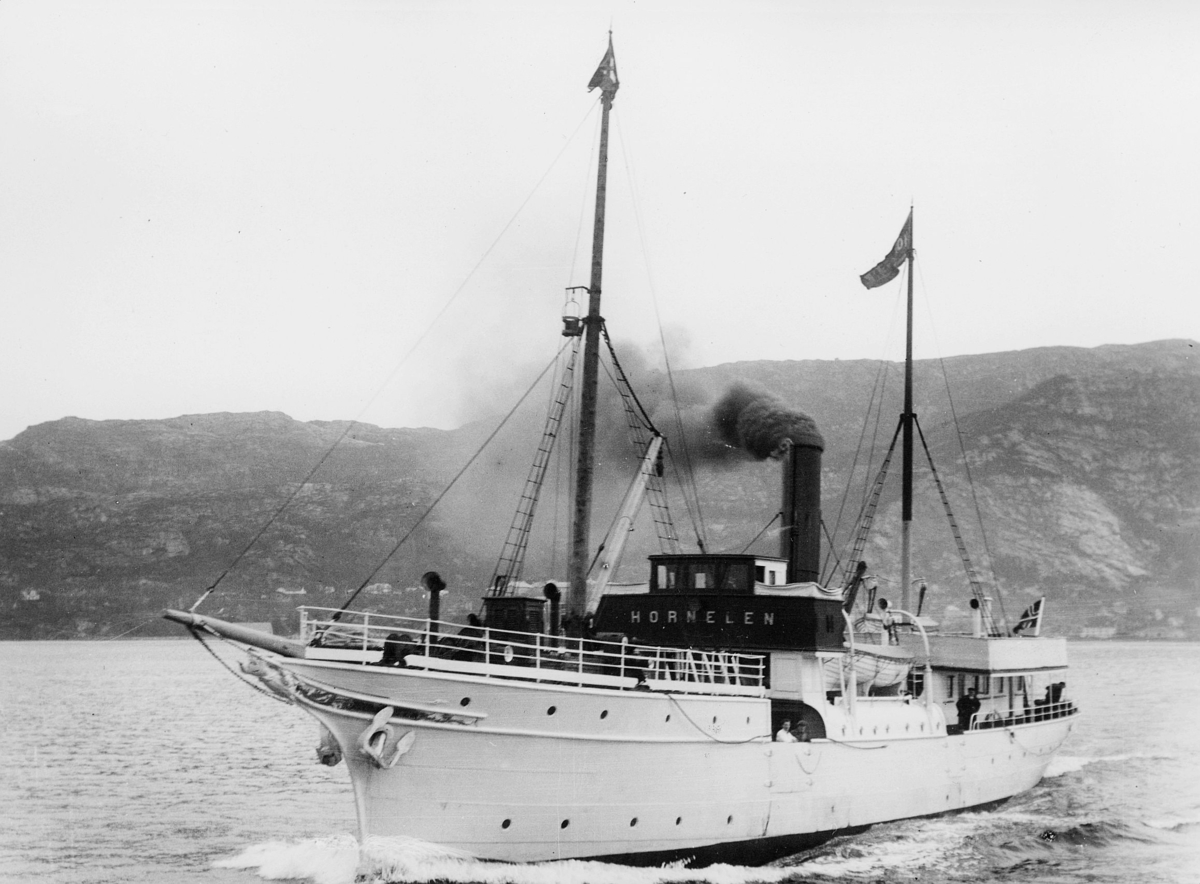 Laste- og passasjerskip, eksteriør, D/S " Hornelen". Byfjorden i Bergen.