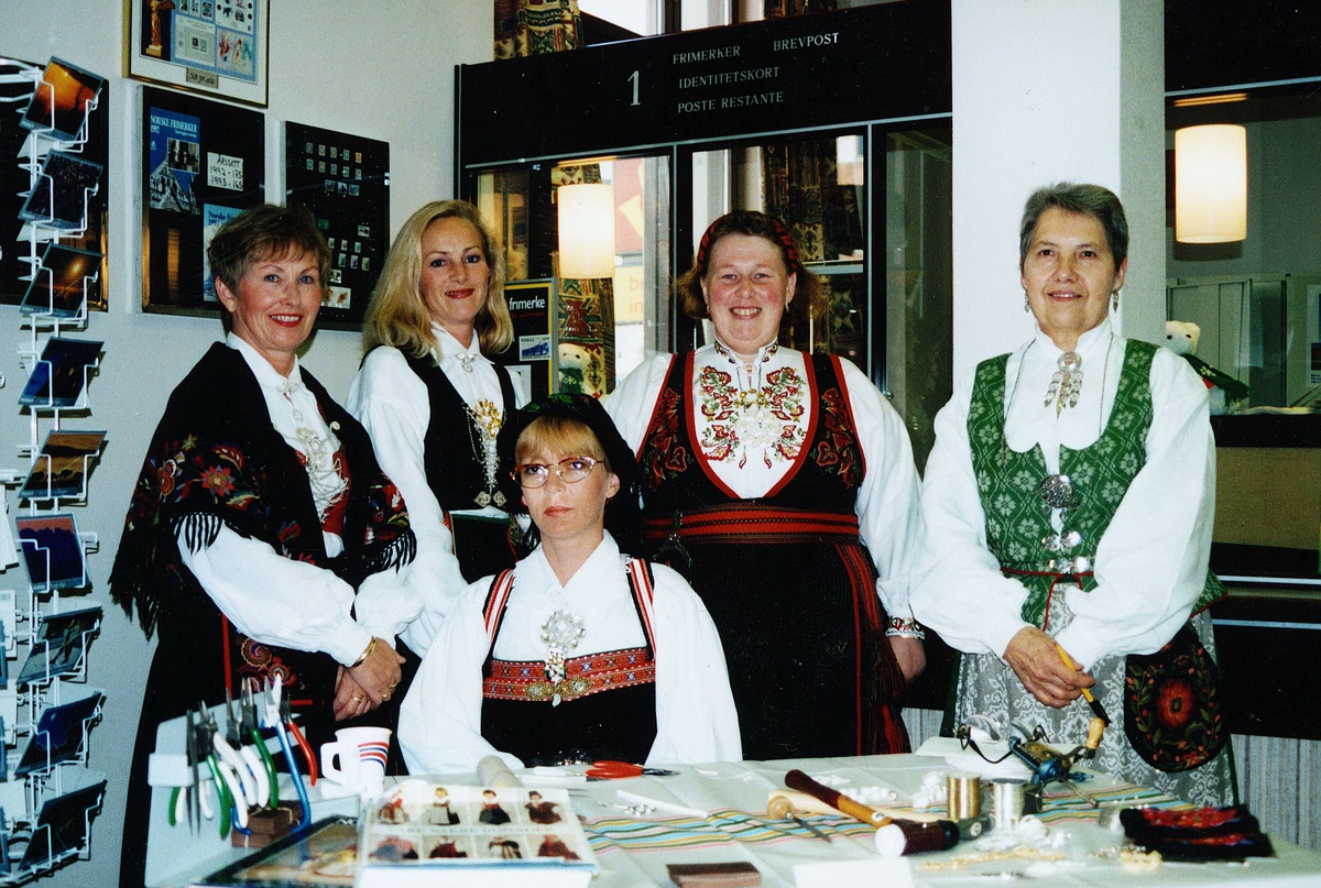 markedsføring, frimerkets dag, Kristiansand, fem kvinner i bunad
