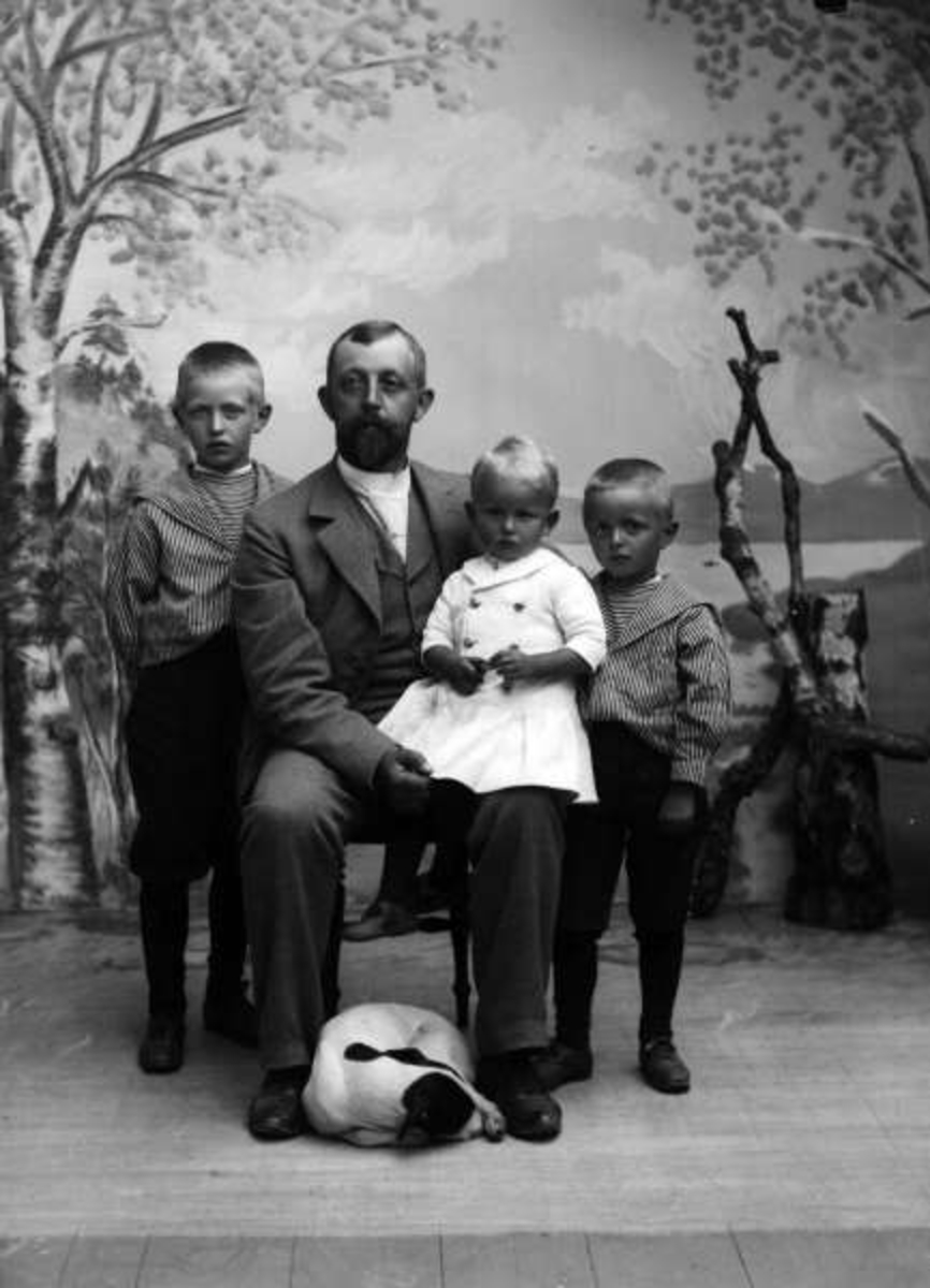 Pro: 15.07.1900. Sekretær Knop med barn. Gruppebilde, mann, gutter, jente.