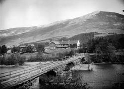 Toftemoen fra bagsiden. 13/9 - 02. Gårdsbygninger, trebro, e