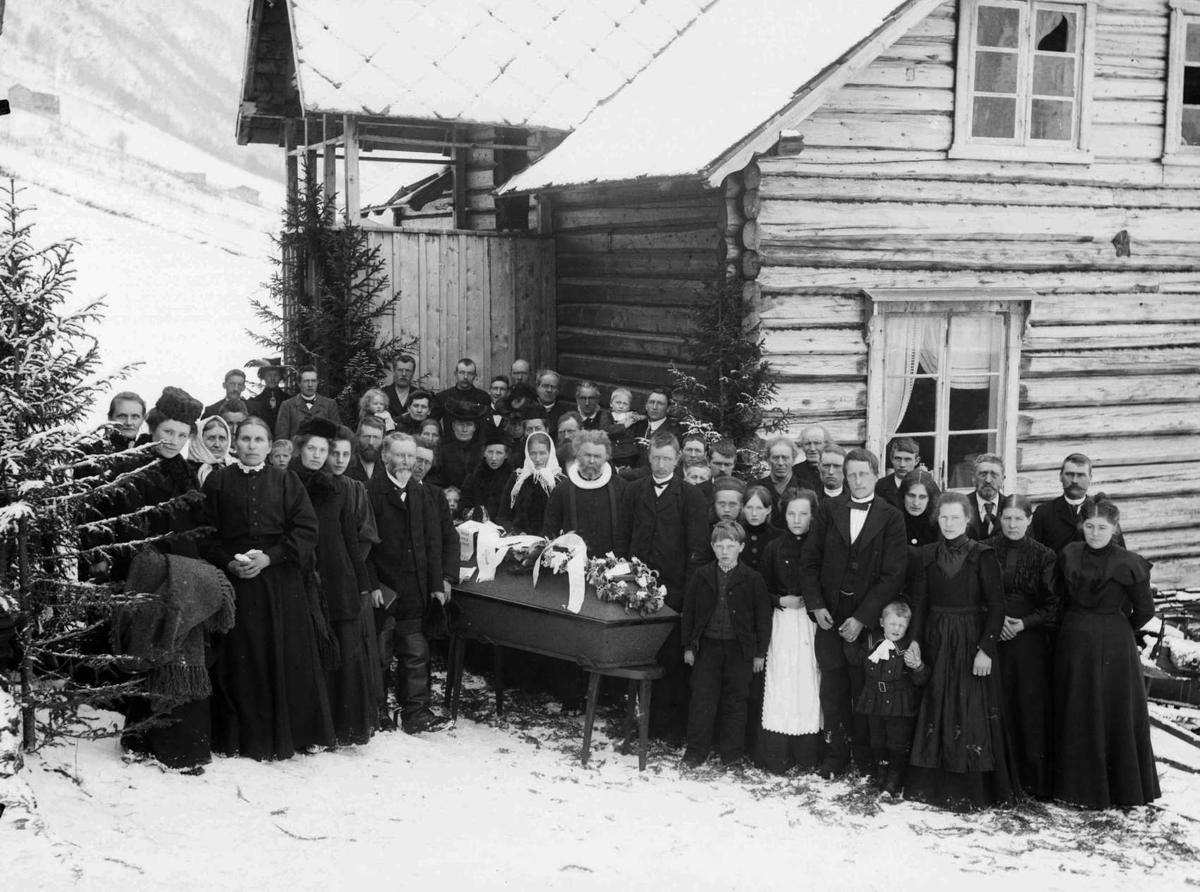 Kort: Sel. Jakob Bergums fars begravelse 18.03.1906. Gruppebilde, båre, prest, begravelsesfølge