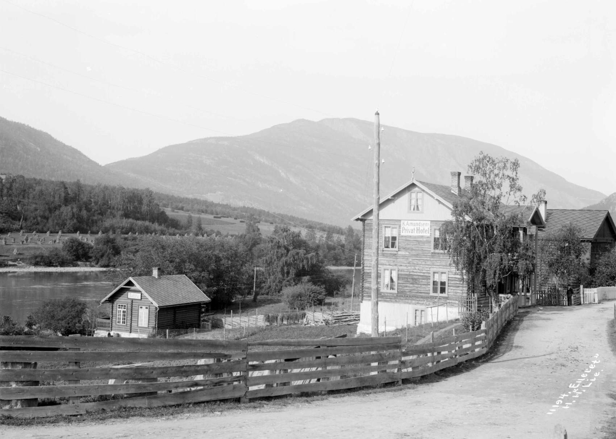 Kort: Nord-Fron 27.09.1908.1908. Amundsens Privarhotell Vinstra, Brevik. Elv, vei, gjerde, fjellformasjoner.