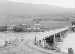 07.07.1909. Sundbroen og Nordre Byhre. Elv, bro, vei, gårdsb