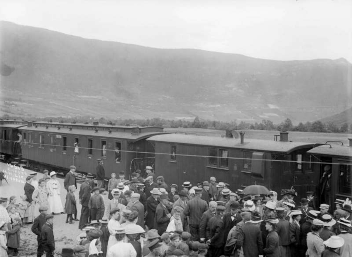 02.08.1909. Danskenes ankomst til Kvam stasjon. Folkemengde, jernbanevogner.