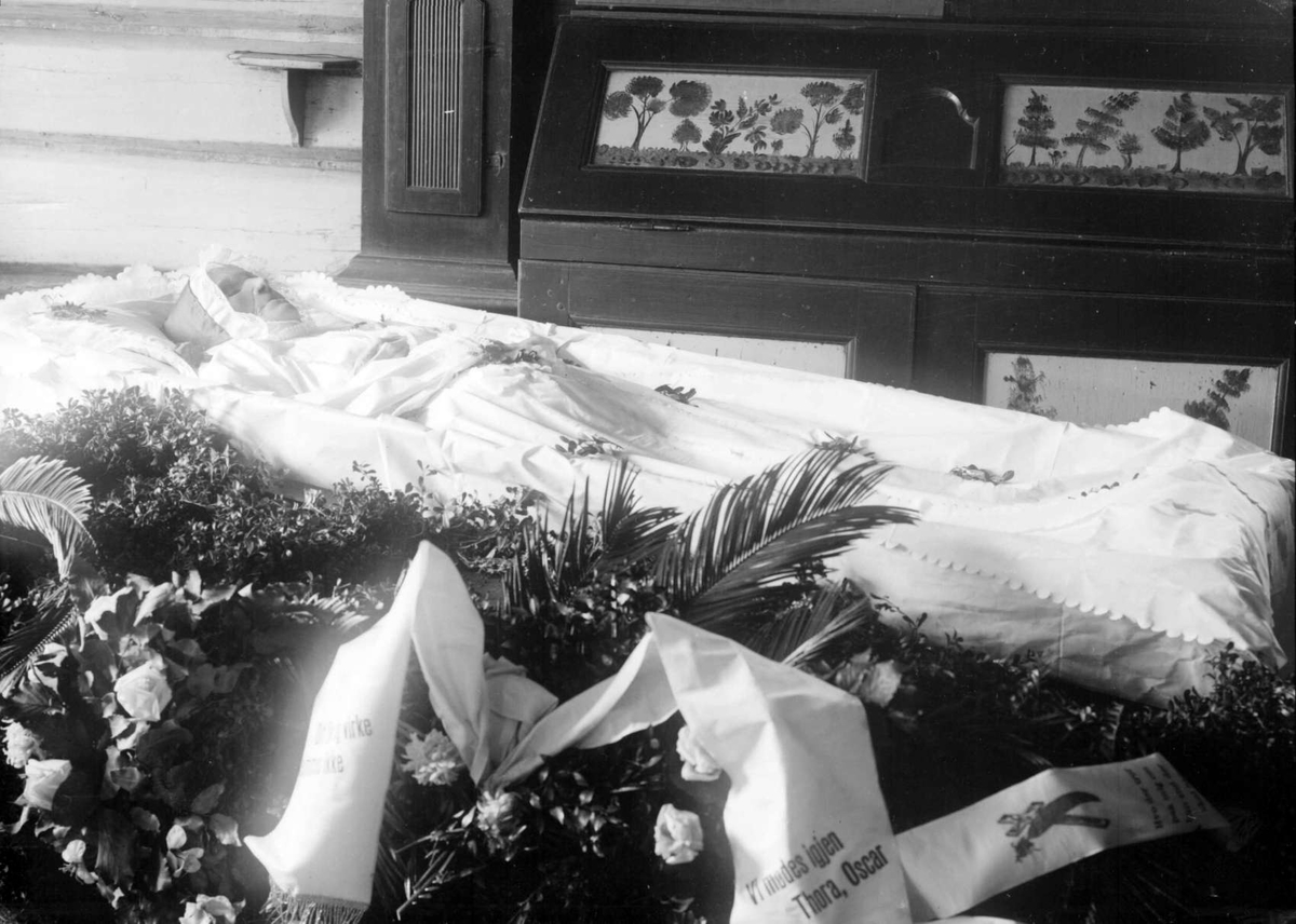 09.04.1910. Svend Ruststuens begravelse, åpen båre, hilsninger