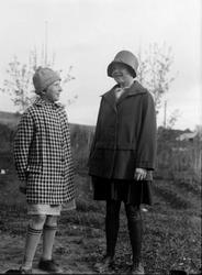 Inger og Gunvor Eriksen. To kvinner utendørs.