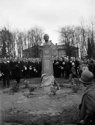 Avduking av monumentet med Carl Lumholtz i Søndre park.