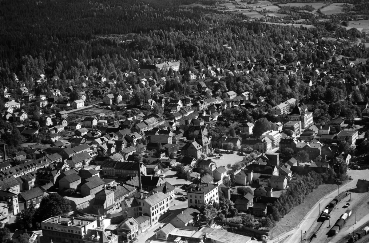 Flyfoto, Lillehammer sentrum, oversiktsbilde mot øst. Stortorget med Norges Bank midt på bildet, Lillehammer sykehus i bakre bebyggelse og Maihaugen med seteranlegget øverst t.v.