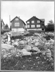 Hage, hus, stein, kvinne, bunad, barn,