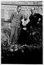 To menn, eldre kvinne