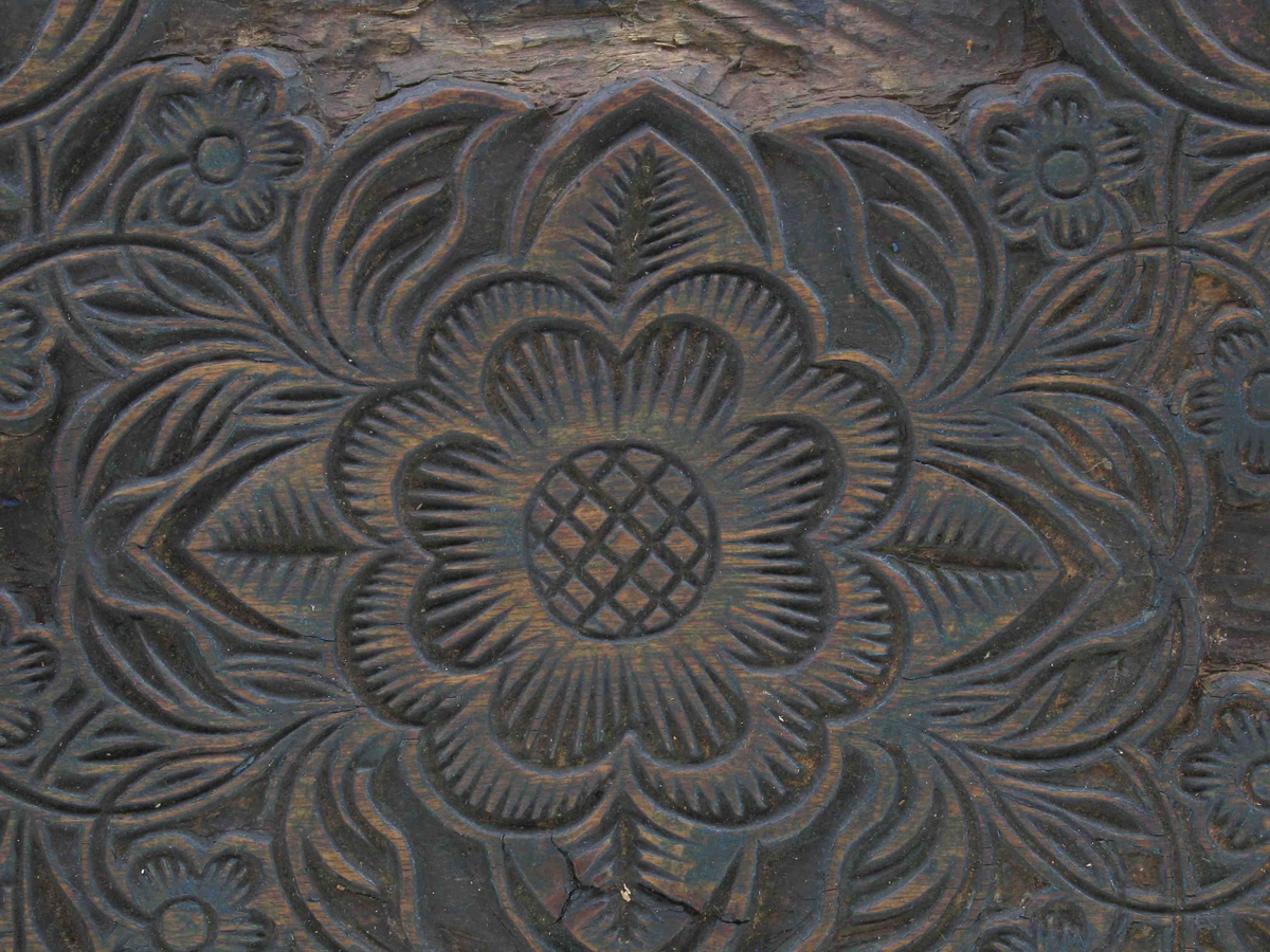 Bonderose i sentrum, med kryss av blomster og blad  slik at mønsteret blir et stort  X.