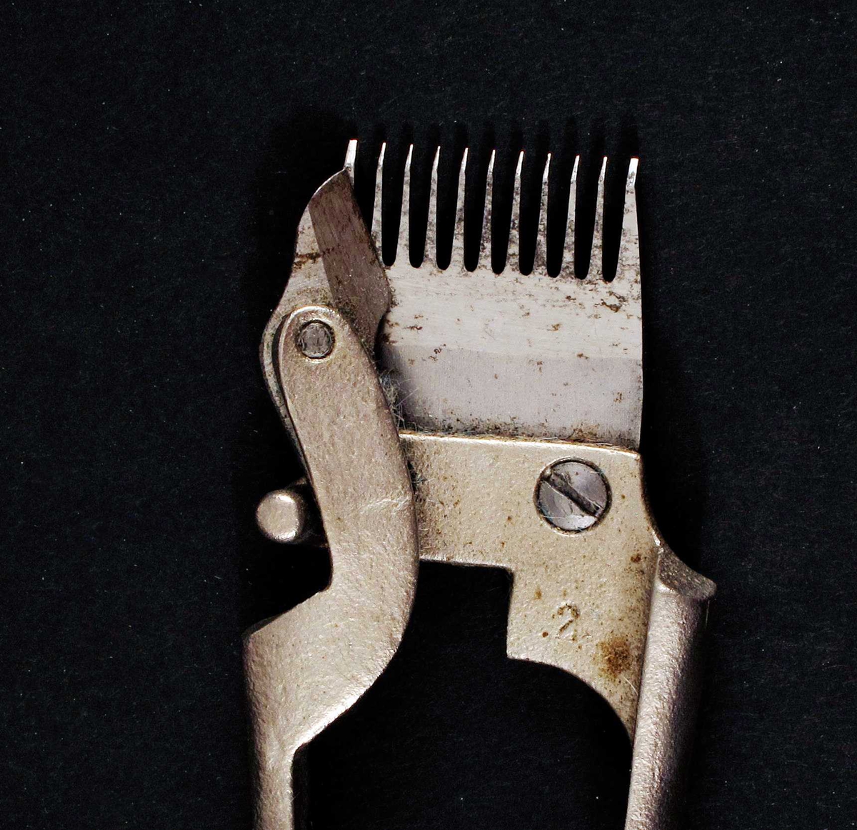 Hårklipper, enkel håndtype, "kam" , som på en elektrisk klippemaskin, med en bevegelig kniv, montert på et handtak, og festet i hver sin ende a en bøyle/fjær.   Av fem deler, som er skrudd sammen. 



























































































