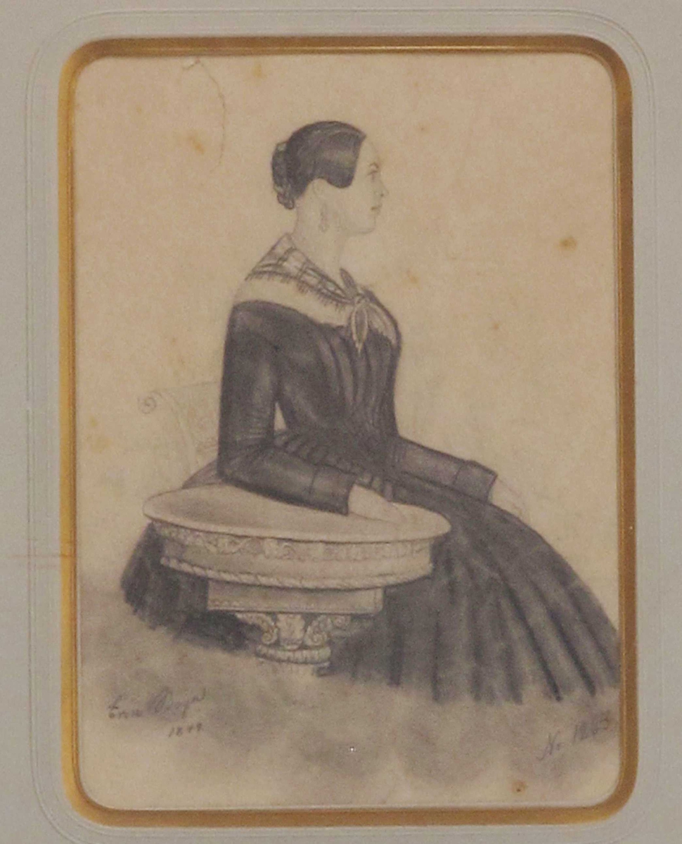 Portrett, kvinne, avbildet i profil vendt mot høyre, 3/4 - figur,med underarmen hvilende på et ovalt sybord e.l. Oppsatt hårflette. Elegant kledd i kjole, med tørkle om halsen. 