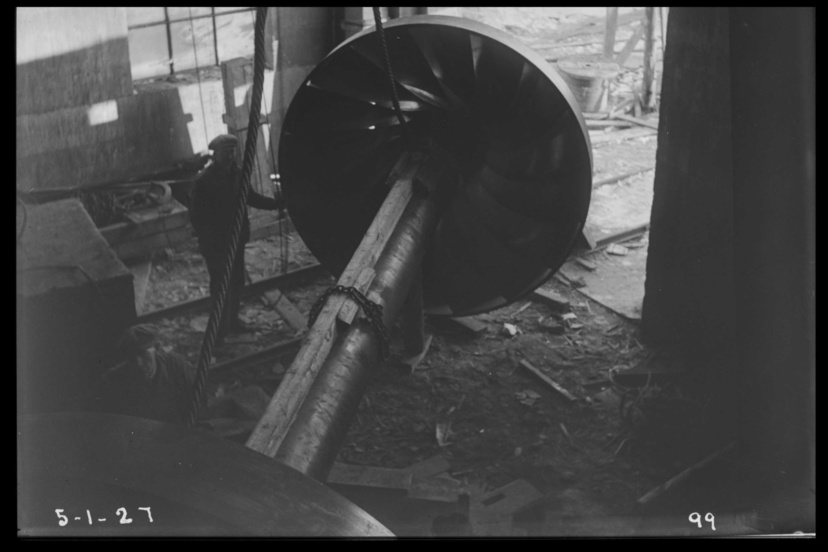 Arendal Fossekompani i begynnelsen av 1900-tallet
CD merket 0470, Bilde: 72
Sted: Flaten
Beskrivelse: Turbinaksel med løpehjul