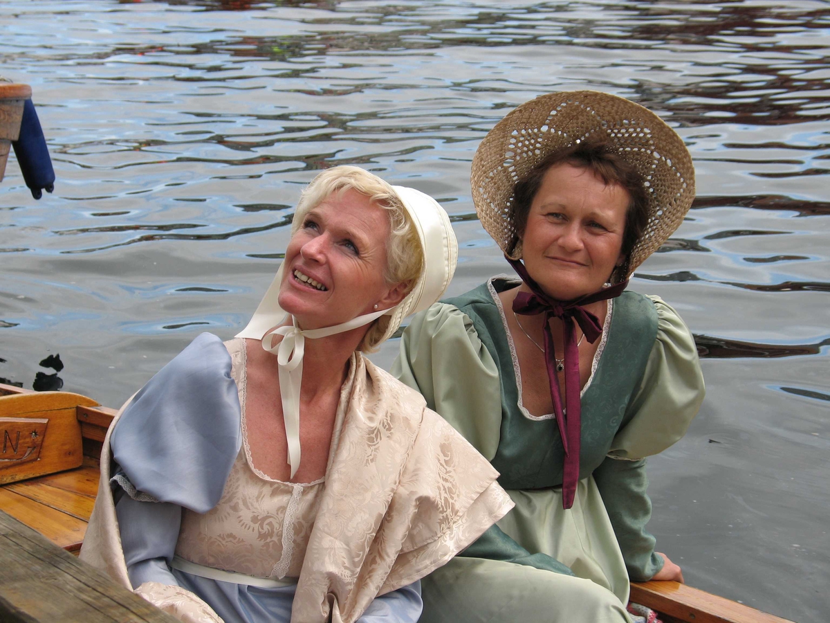 Kjæmpestaden 2005. Damer fra Tromøy i drakter fra ca. 1900, poserer  i pram innerst i Pollen. Kari Navestad tv, Ann Brit Sangvik th.
