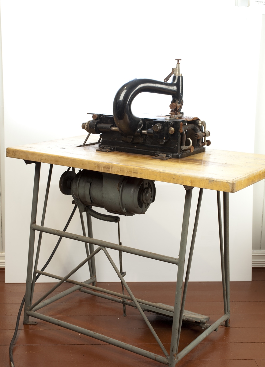 Maskinen brukes til å skjære/ tynne skinnkantene på læret til skoene. Den skjærte til formen på læret som ble brukt på sålen.