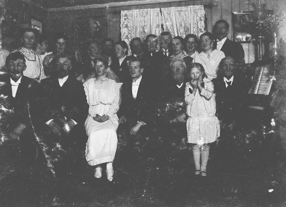 Uklart bilde av en gruppe mennesker. Fra bryllupet til Agnes Hjell og Aksel Tronaas 7 desember 1917.  Bryllupet ble feiret på Hjell.
