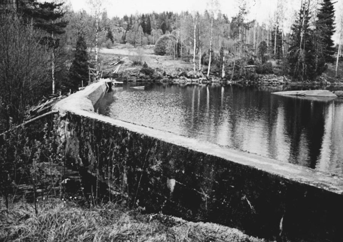 Damanlegget fra den privat bygde kraftstasjonen på Fjell. Bygget 1913.