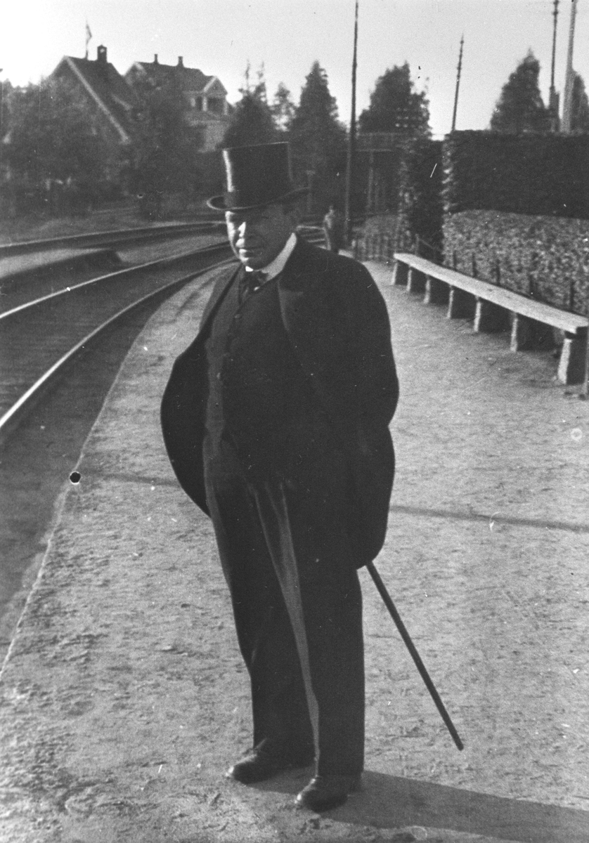Oscar Bråten på perrongen på Kolbotn stasjon.