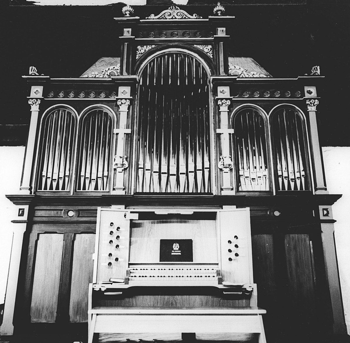 Orgelprospektet i Kolbotn kirke, stammer opprinnelig fra Eidsvoll kirke.