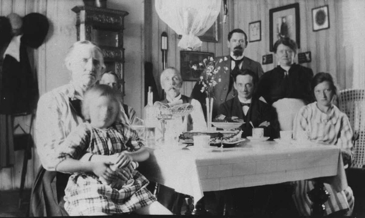 Familie samlet rundt kaffebordet