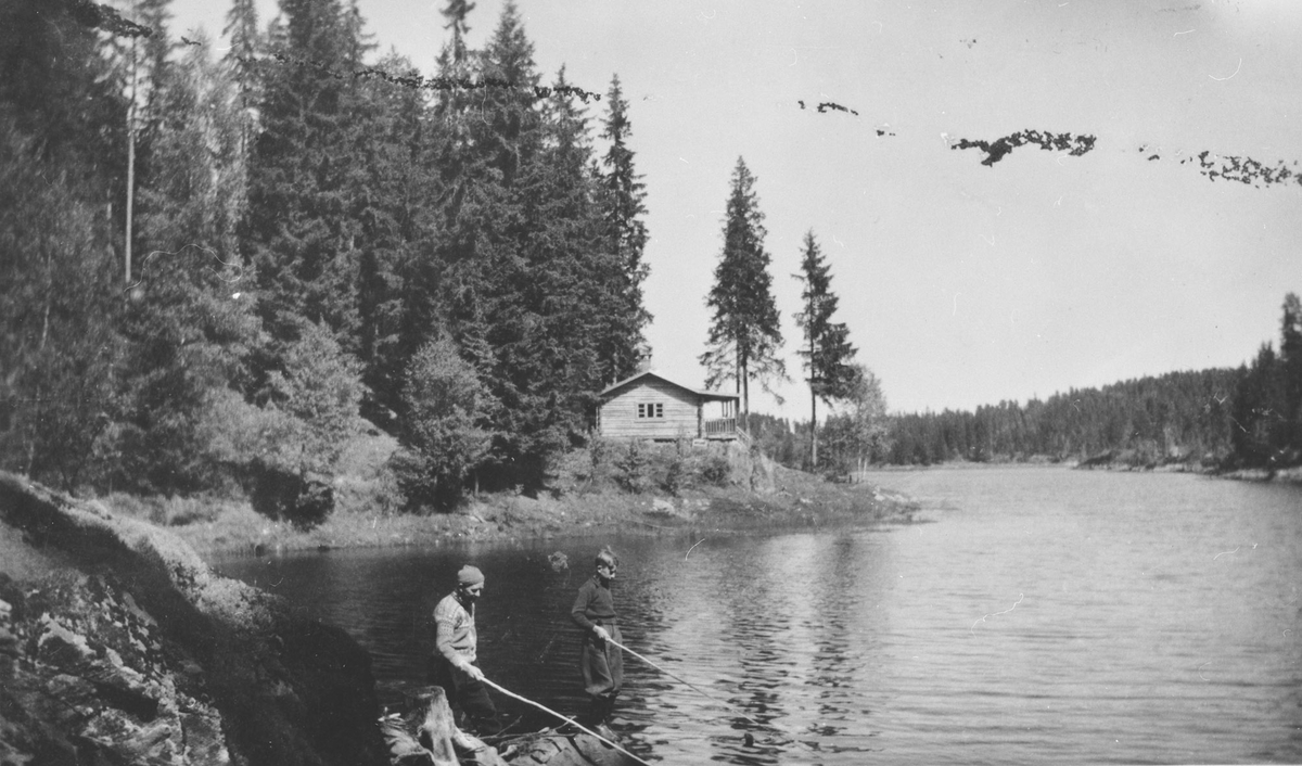 Far og sønn fisker i bekkeoset i Myrdammen ved Kasper Næss' hytte.